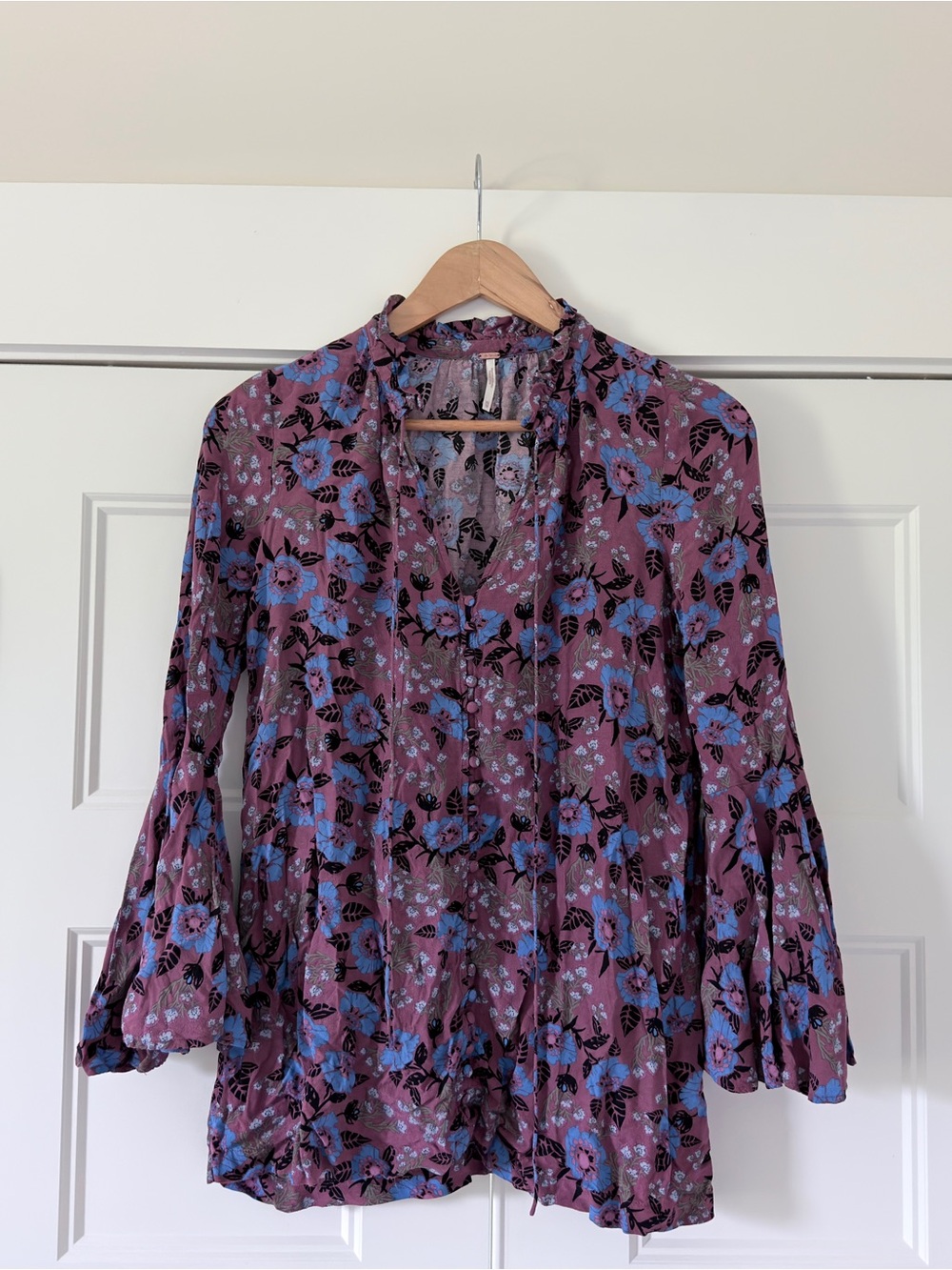 READ DESCRIPTION Free People Purple Floral Tie-Neck Blouse with Blue Accents XS
